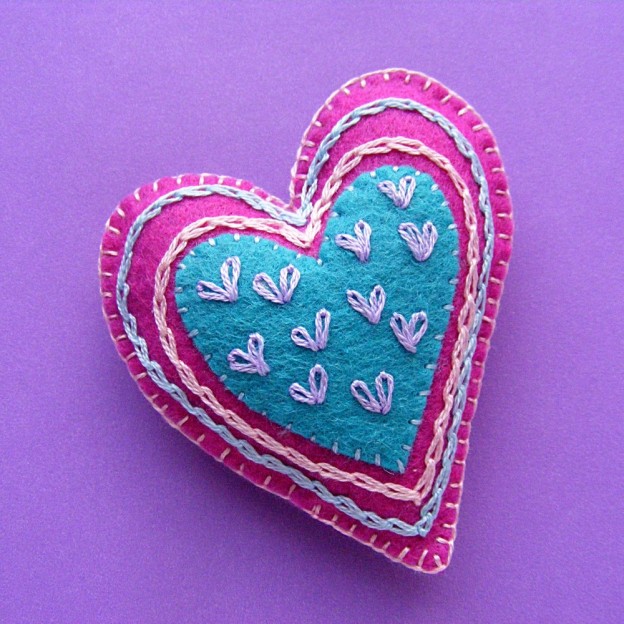 Ayez un coeur # 1 - brodé motif de coeur ressenti de Shiny Happy World