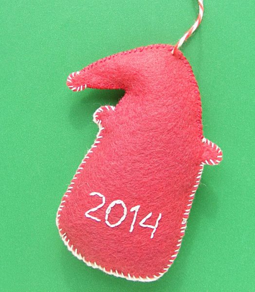 Free alphabet embroidery pattern and instructions to personalize the back of a felt ornament