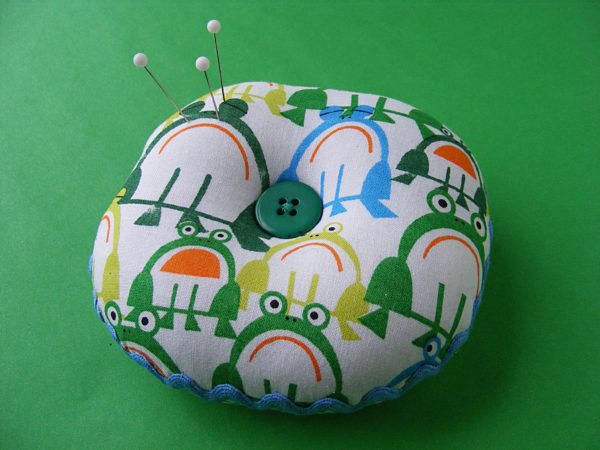 free pincushion pattern from Shiny Happy World