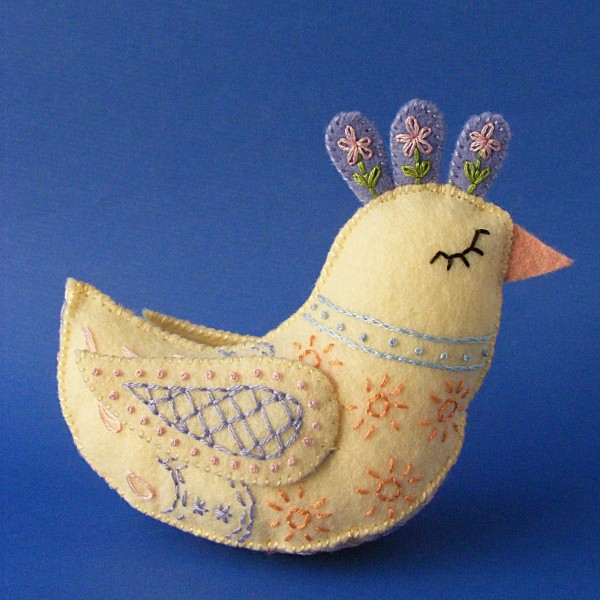 Daisy - a pretty (and free!) felt bird pattern from Shiny Happy World