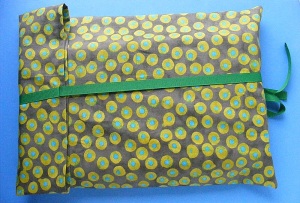 Reusable Fabric Gift Bags - a free tutorial from Shiny Happy World
