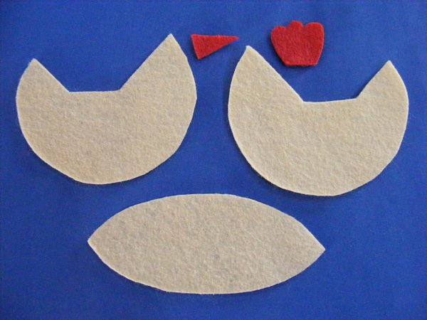 All the pieces needed to make a felt chicken