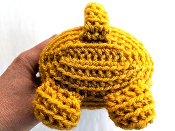 crocheted cat showing the oval base